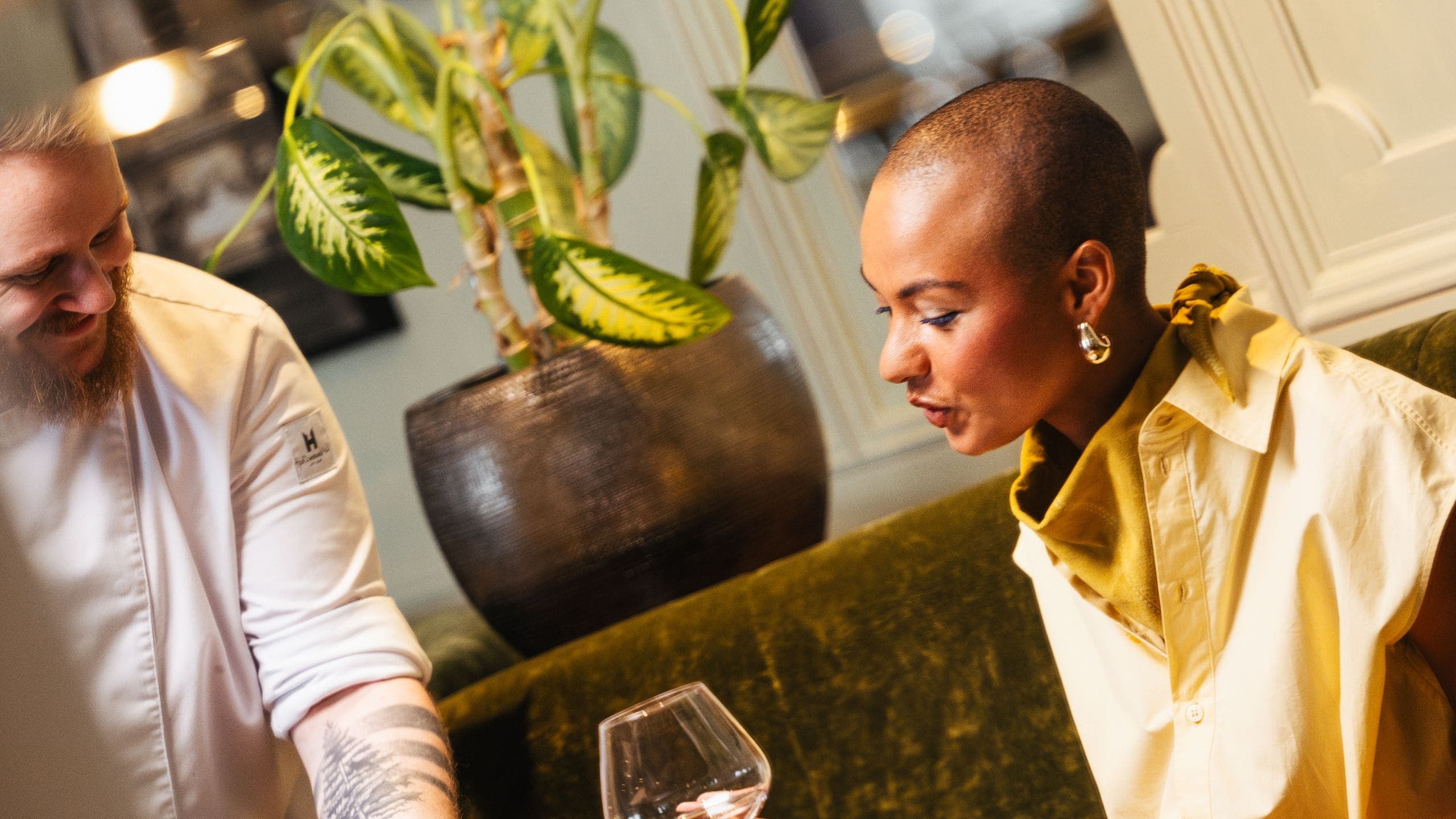 4 von 9 World of Hyatt Lifestyle Dining Table