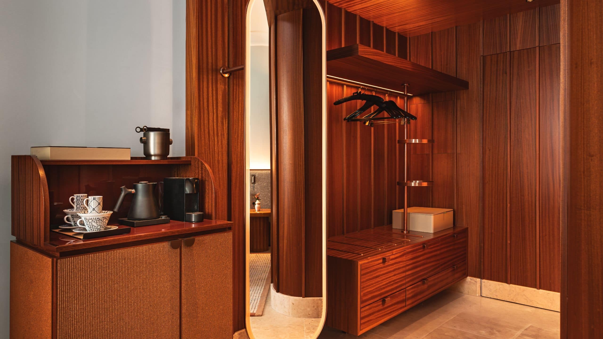 1 von 3 Andaz Lisbon Kingbed Deluxe Wardrobe