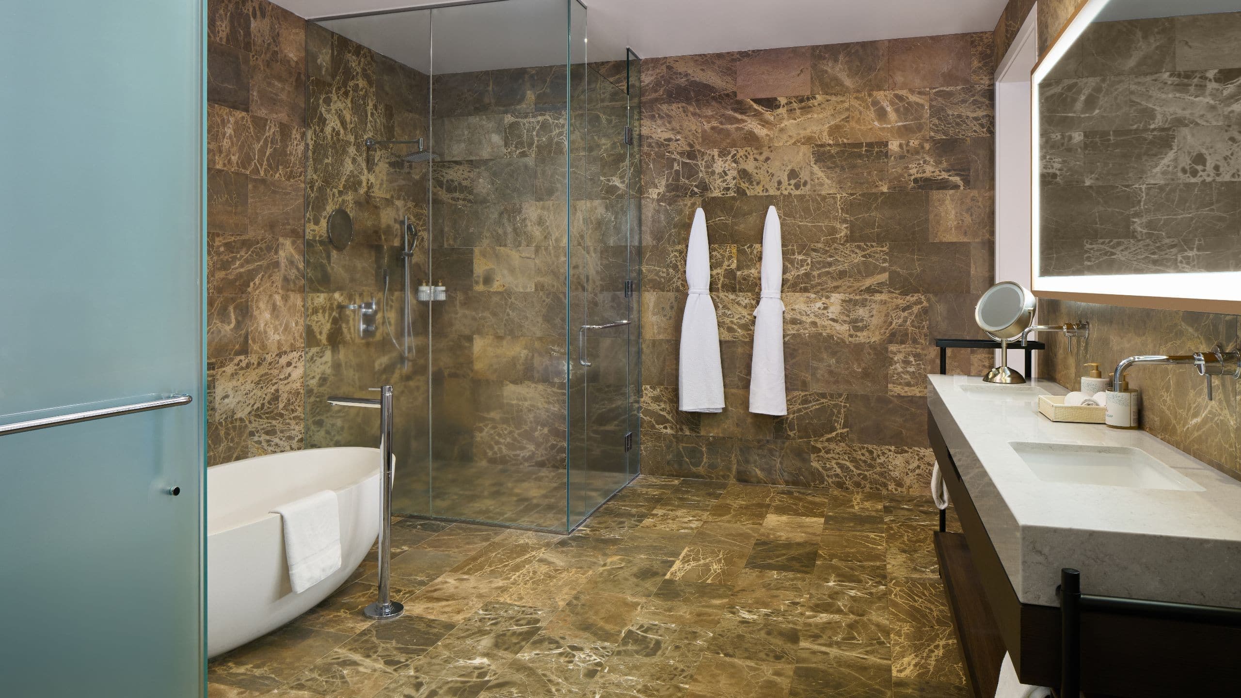 5 von 6 Andaz Maui at Wailea Resort Makai Oceanfront Bathroom