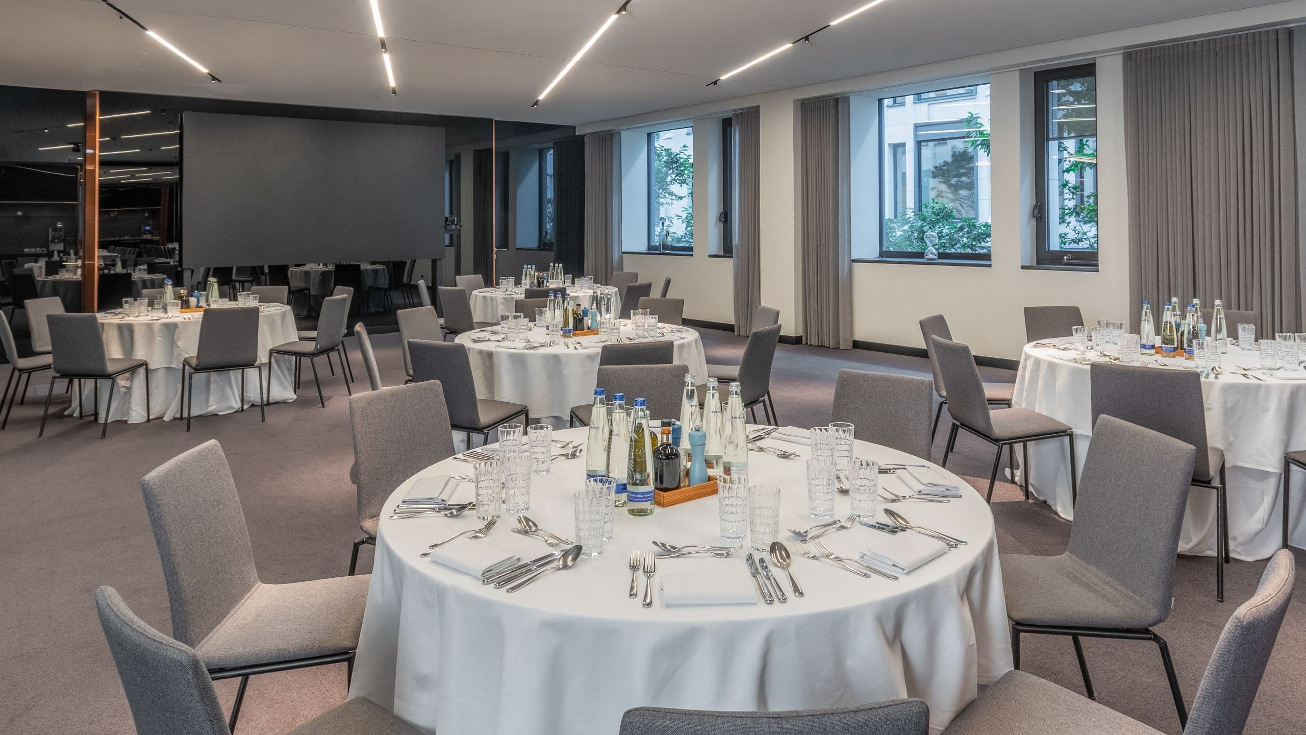 6 von 7 Andaz Munich Schwabinger Tor Studio 4 Gala Dinner Side View