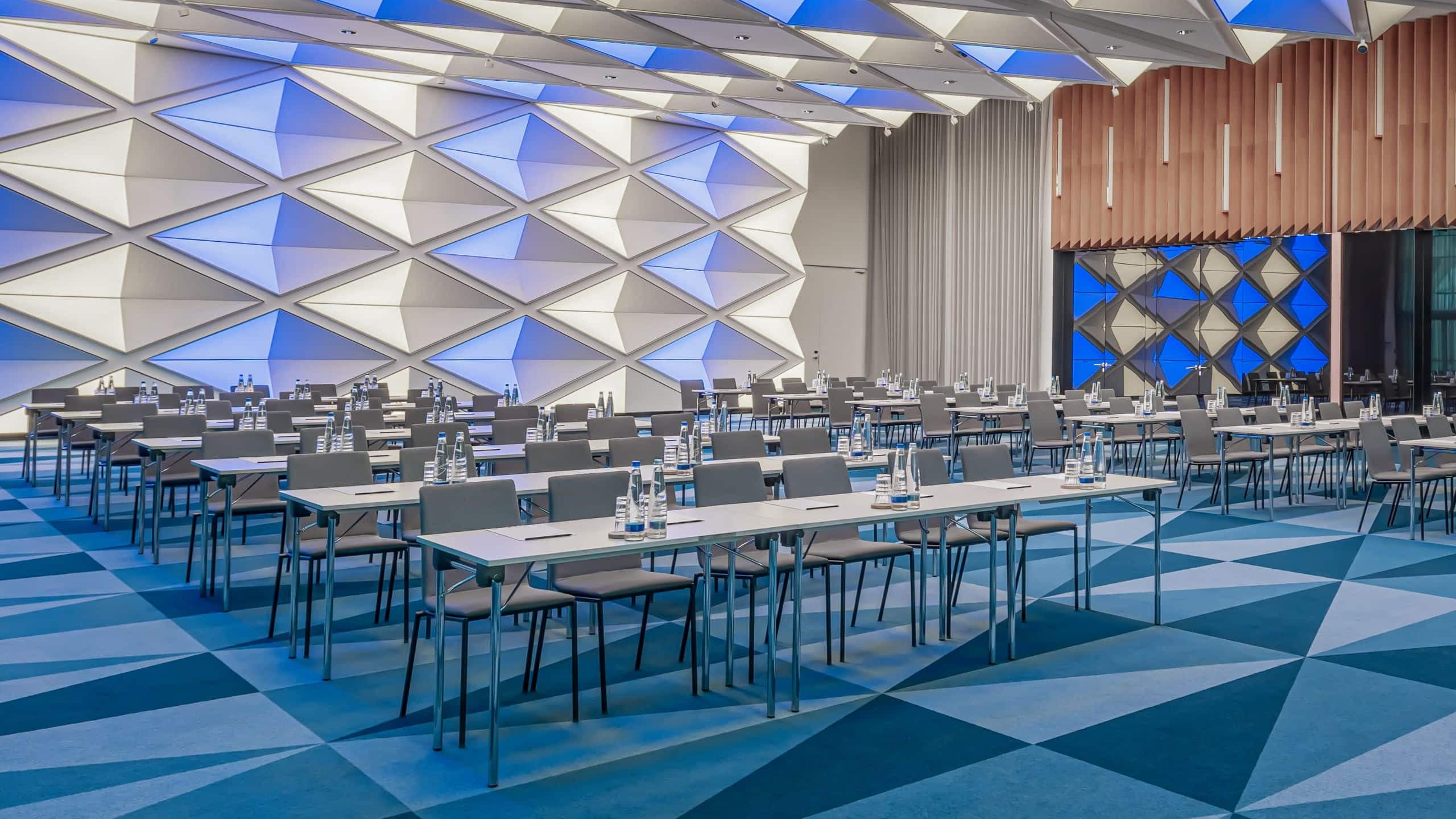 2 von 8 Andaz Munich Schwabinger Tor Ballroom Classroom With Stage Side View Doors