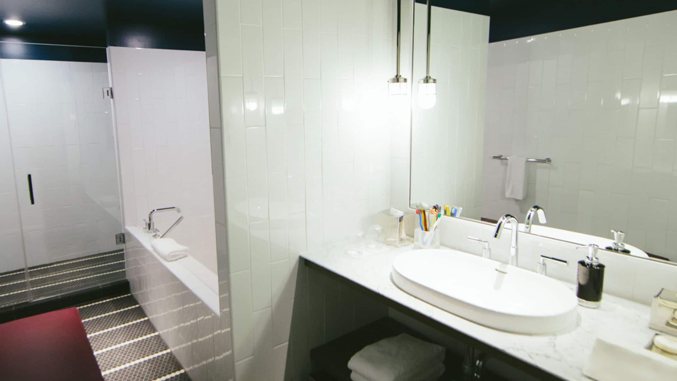 3 из 3 Thompson Chicago Corner King Bathroom