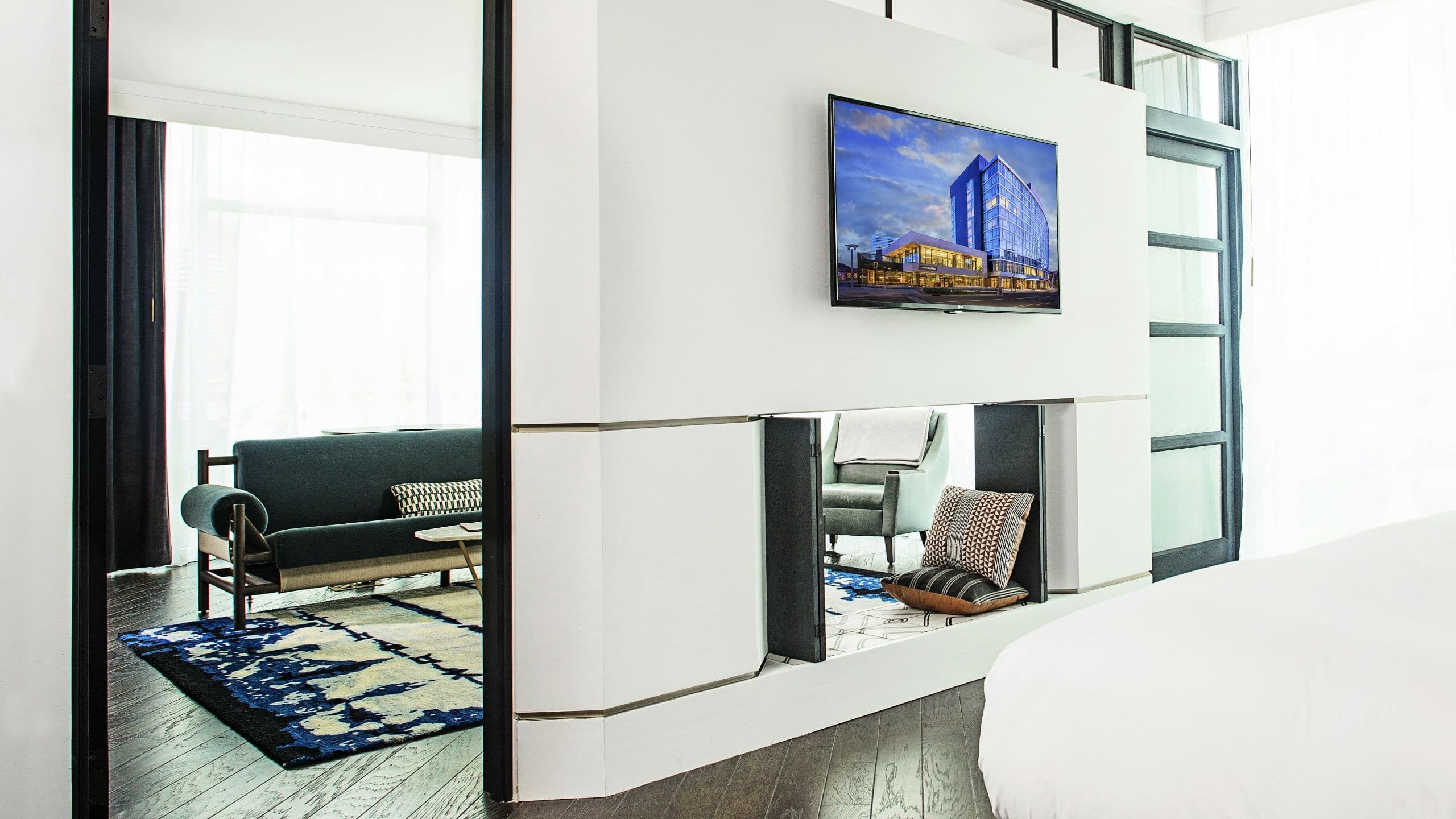 2 de 7 Thompson Nashville Executive Suite