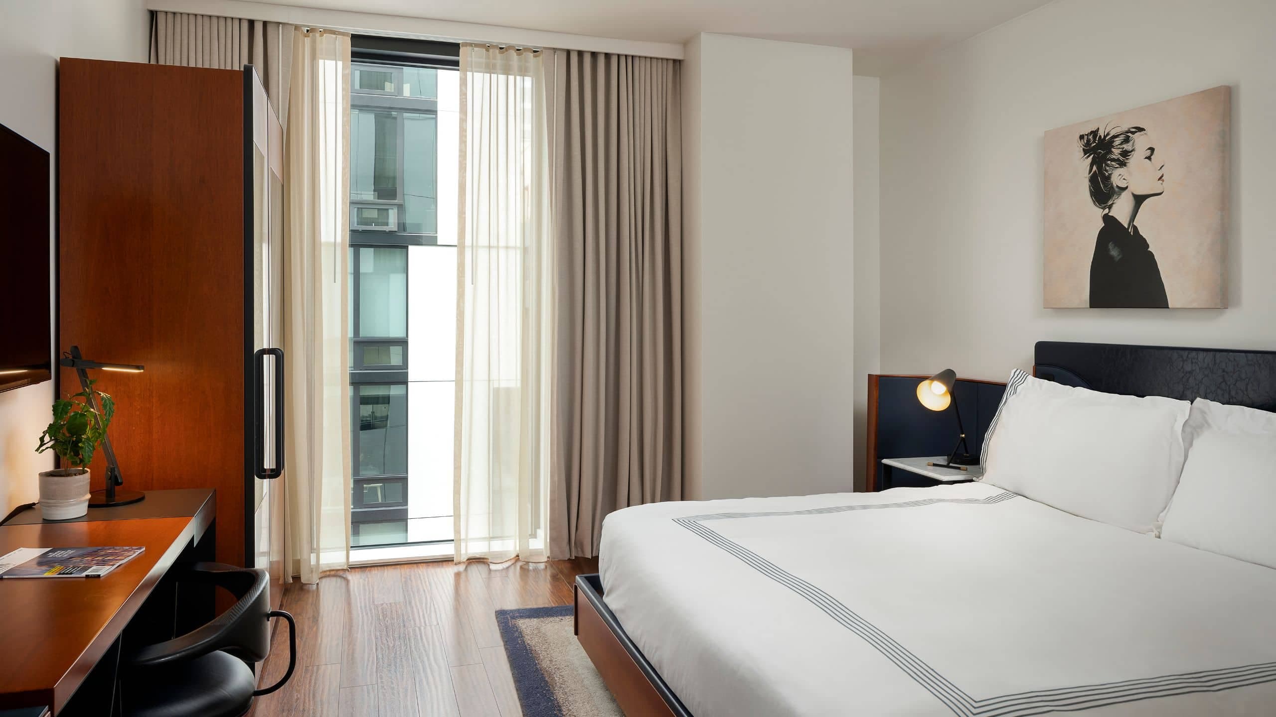 1 из 2 Thompson Seattle Superior King Room