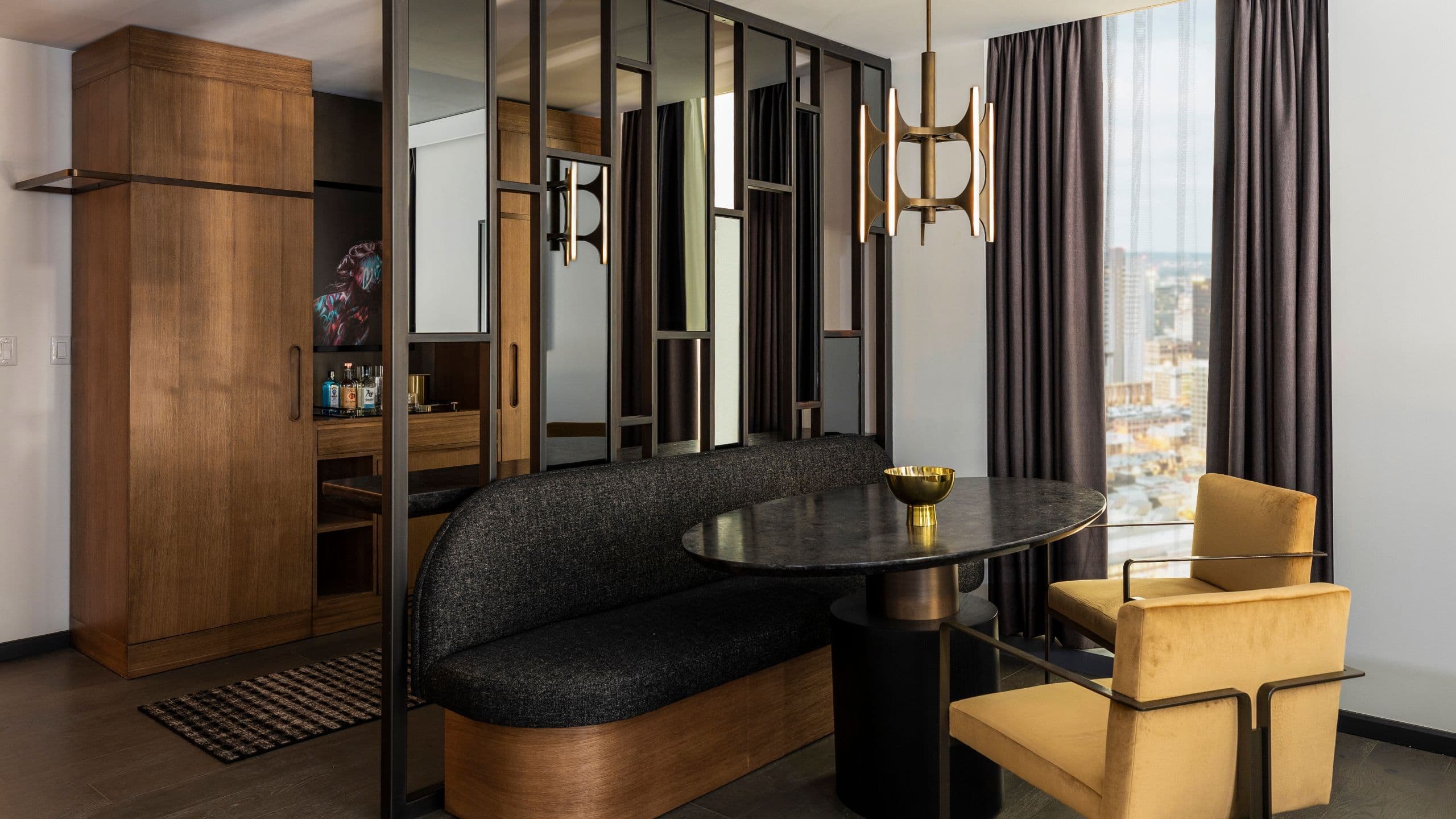 3 de 4 Thompson Austin Model Room Suite