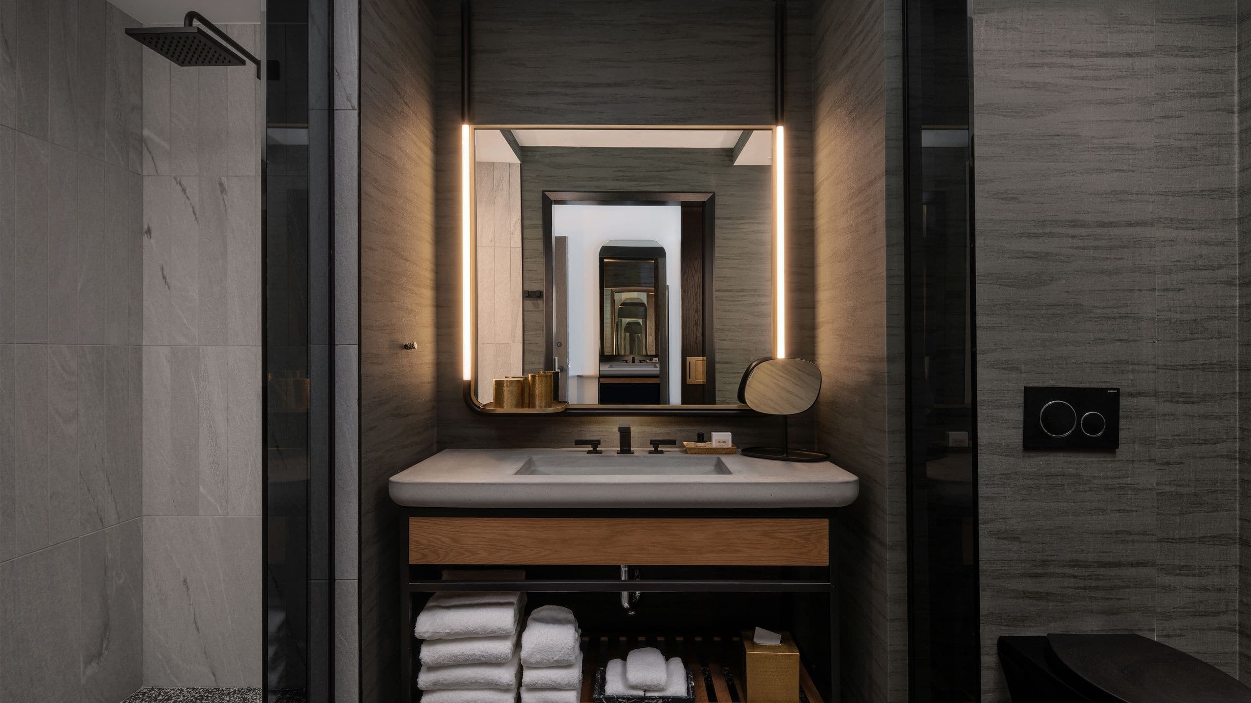 2 de 4 Thompson Austin Guestroom Bathroom