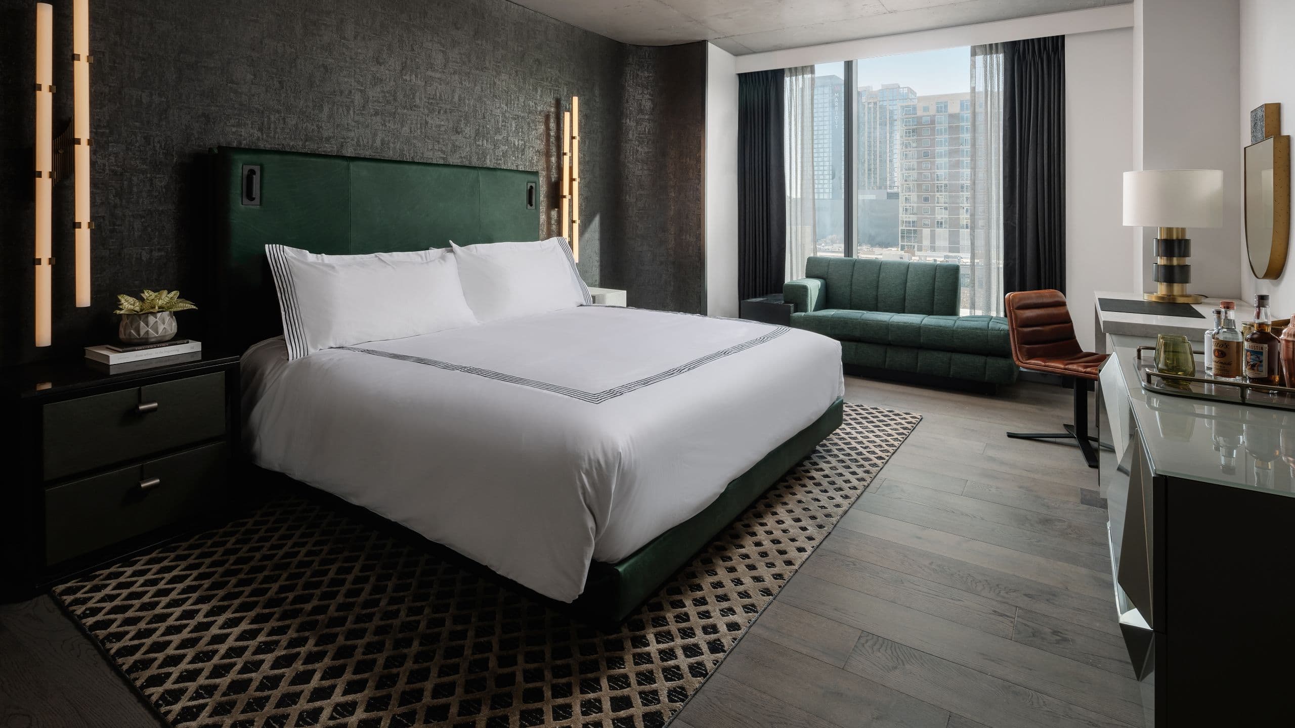 1 de 4 Thompson Austin King Guestroom