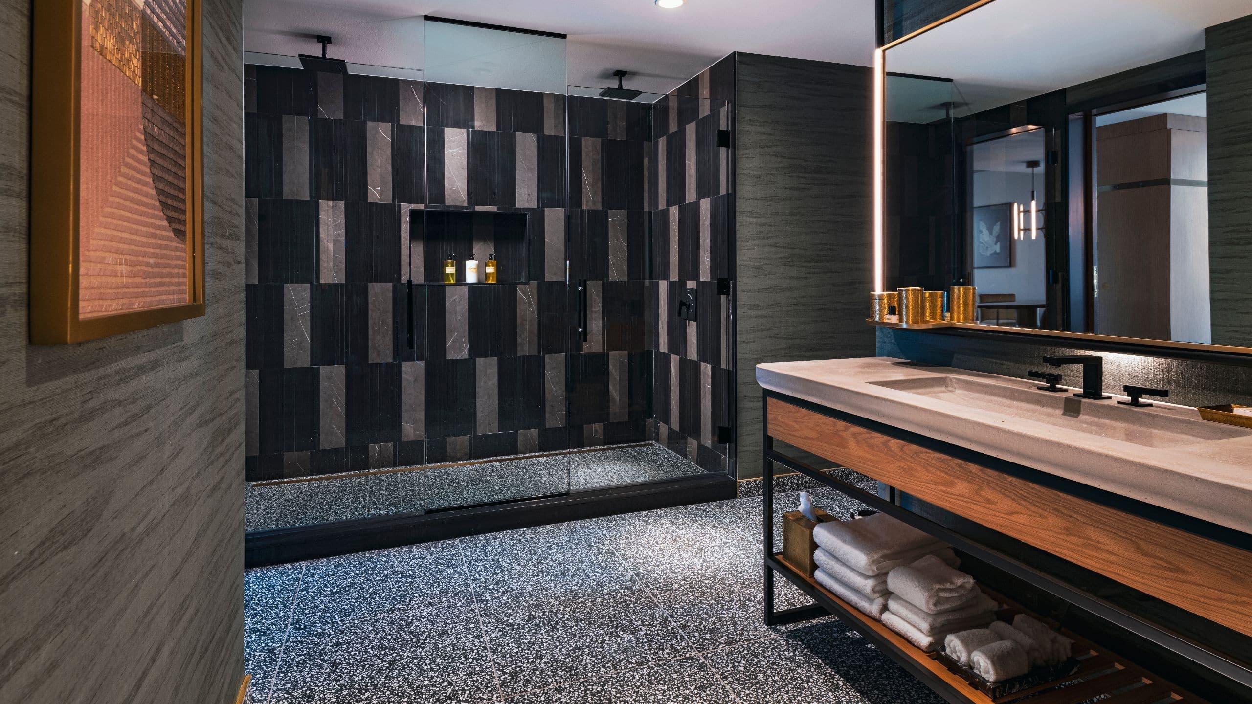 3 de 4 Thompson Austin Brazos Suite Bathroom