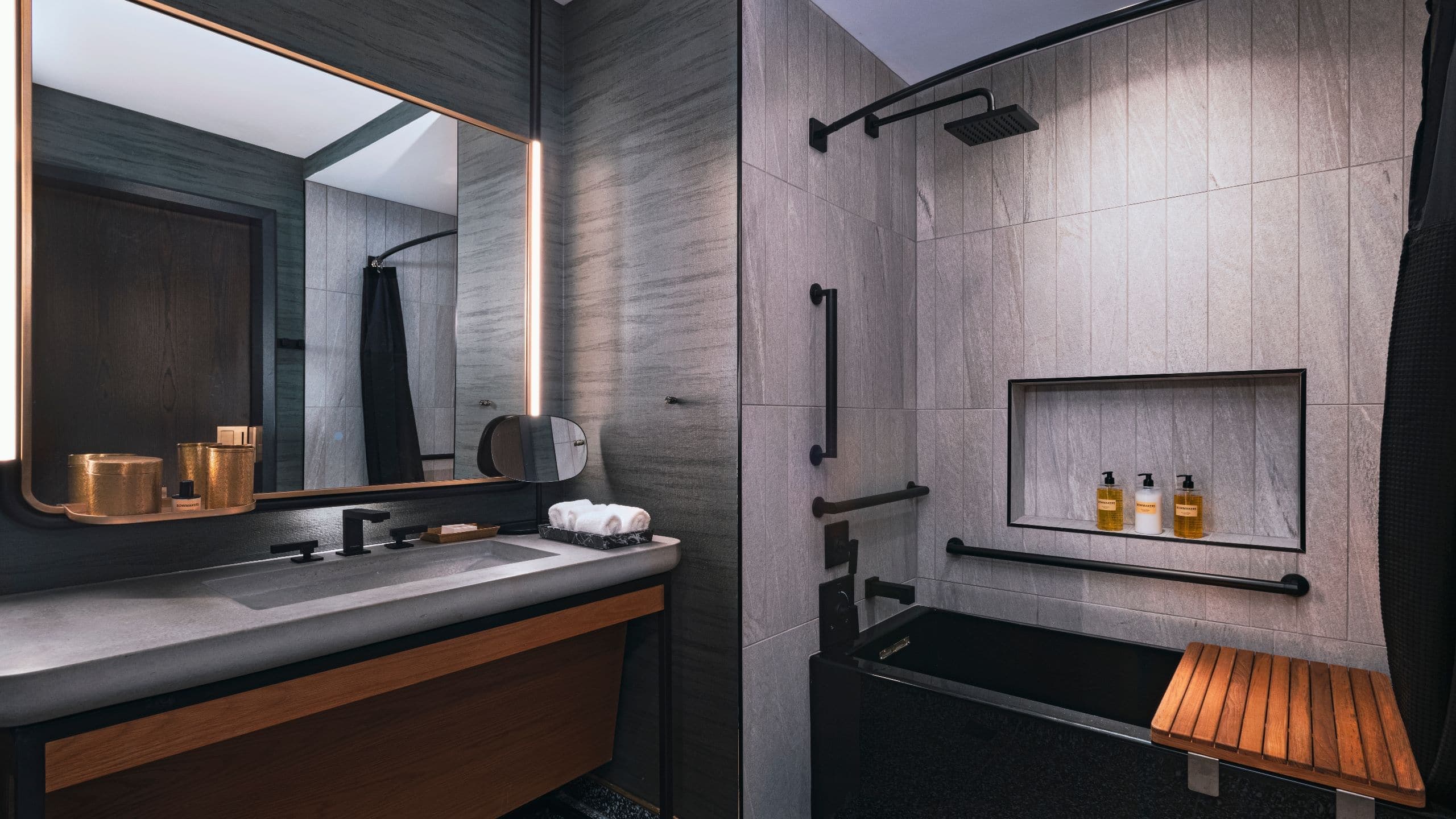 3 de 4 Thompson Austin Guestroom Ada Tub