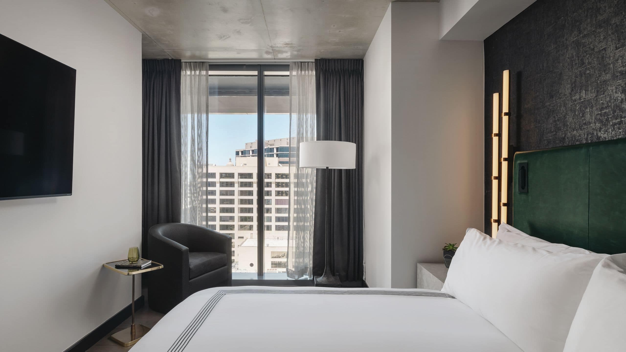 3 de 6 Thompson Austin Guestrooms Residences City View