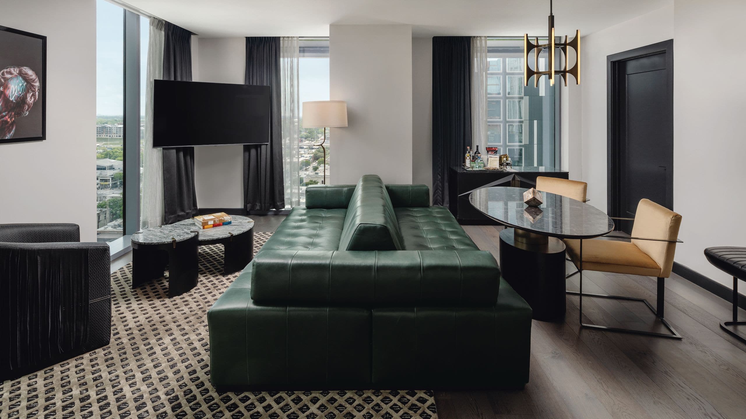 1 de 4 Thompson Austin Two Bedroom Residence Living Room