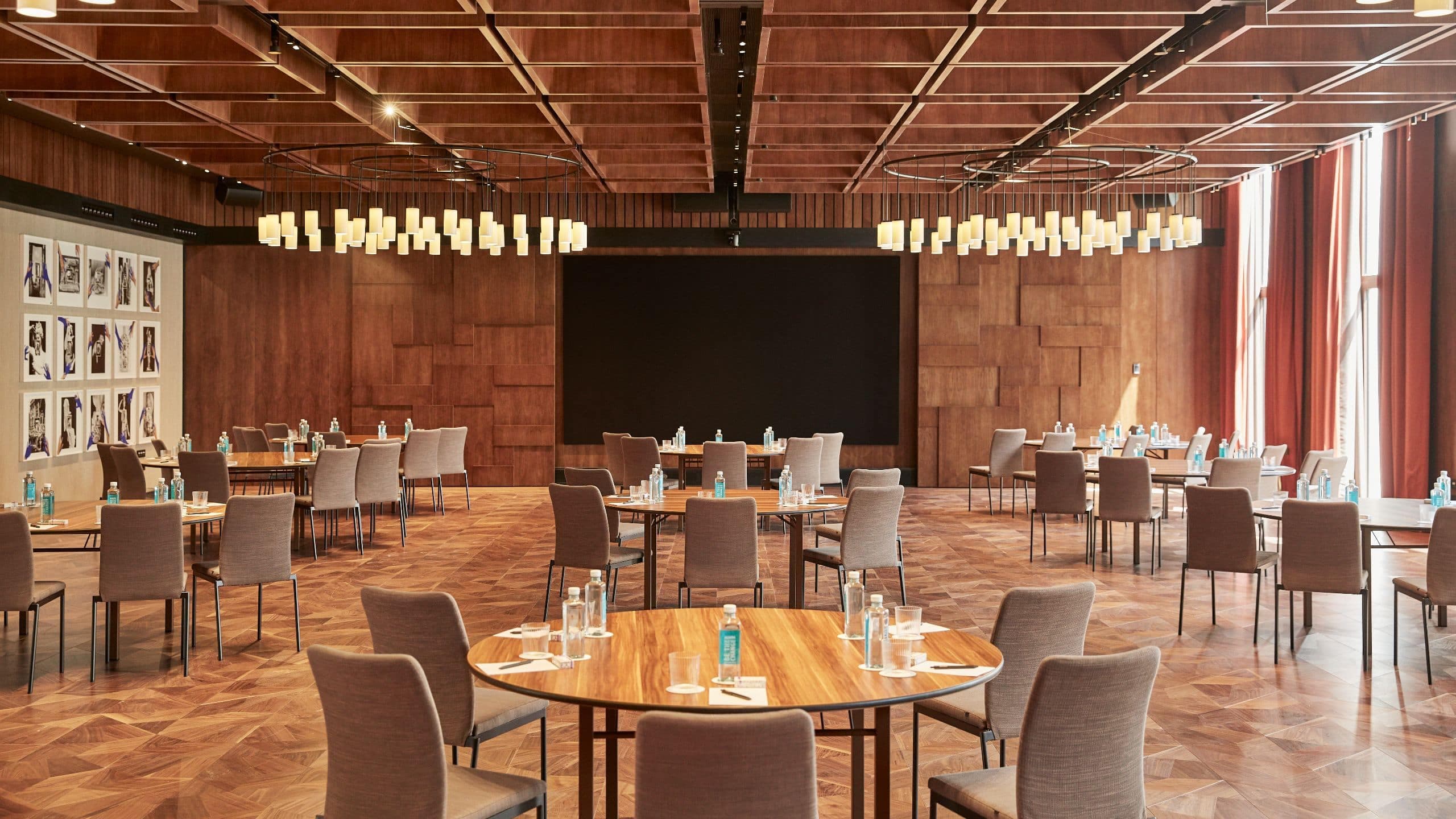 1 of 2 Thompson Madrid Carmen Cabaret Dos