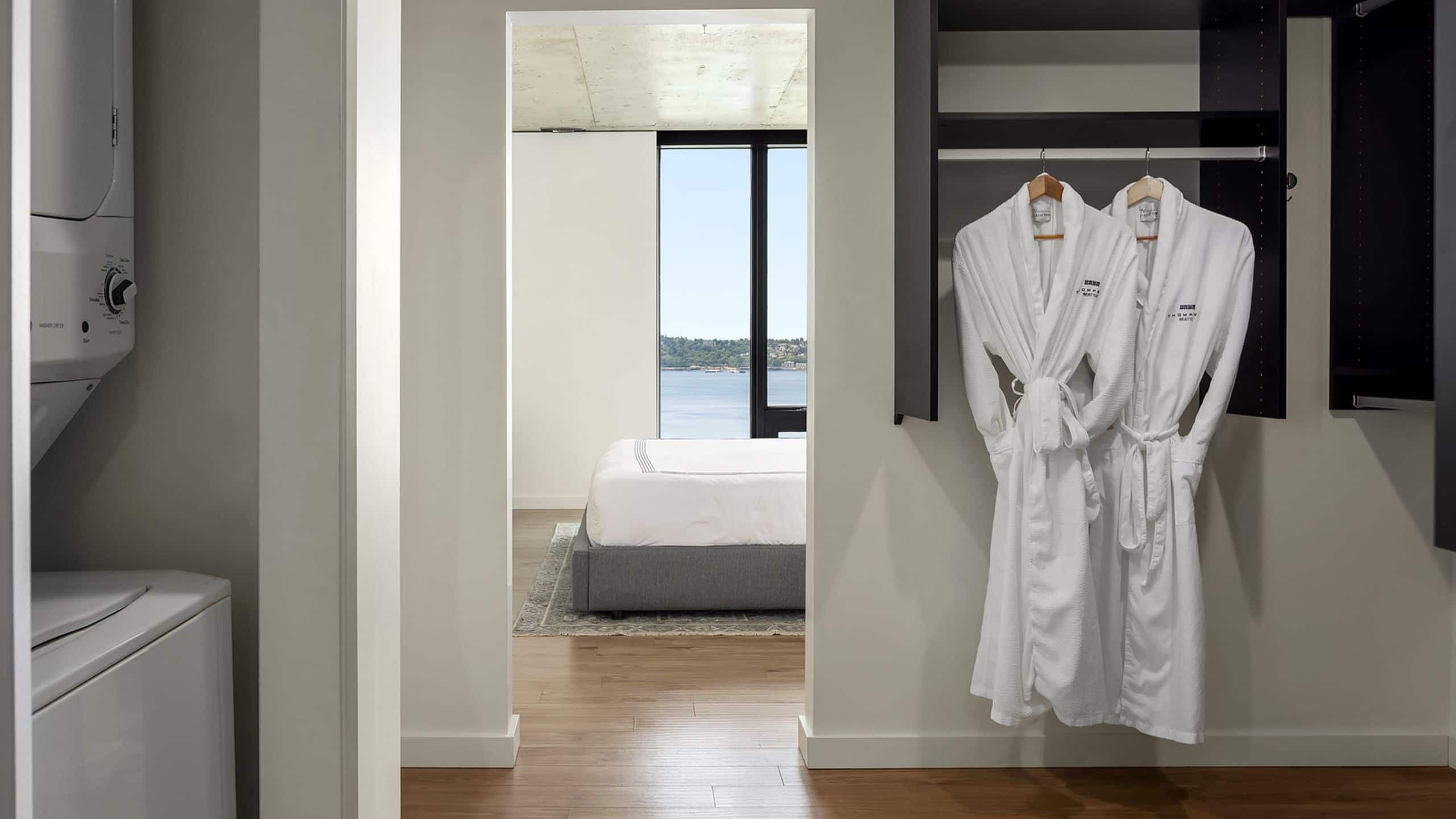 7 из 10 Thompson Seattle Penthouse Suite Closet