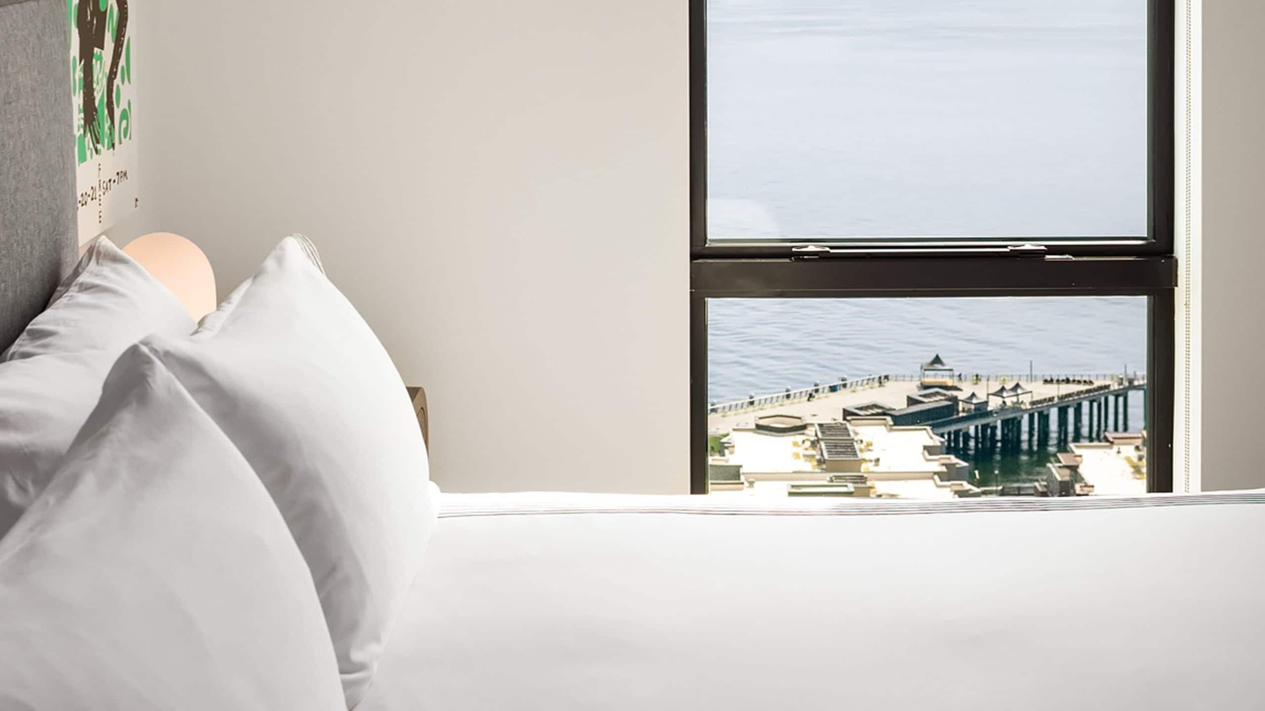 10 из 11 Thompson Seattle Penthouse Suite King Bed Close Up