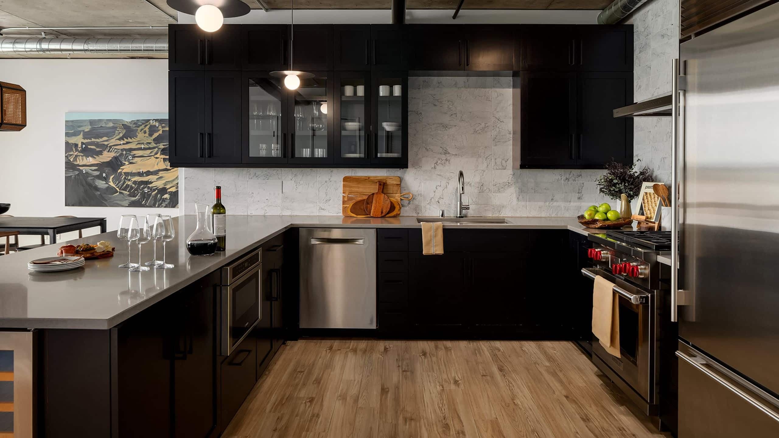 4 из 11 Thompson Seattle North Penthouse Suite Kitchen With Amenities Wine