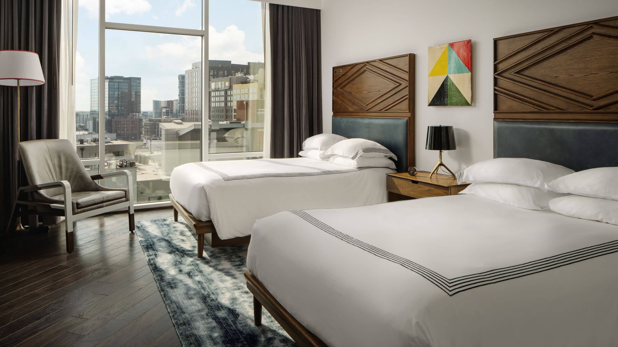 1 de 4 Thompson Nashville Two Double Beds City View