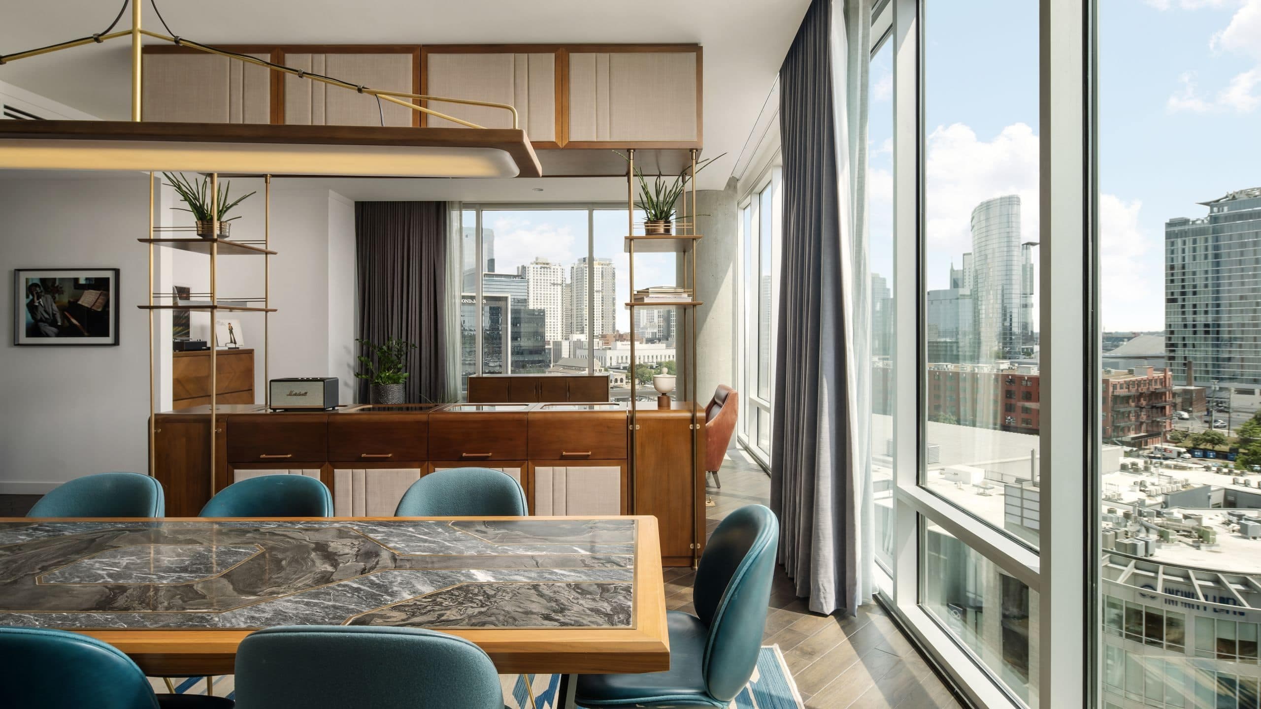 2 de 4 Thompson Nashville Penthouse Suite Dining Area