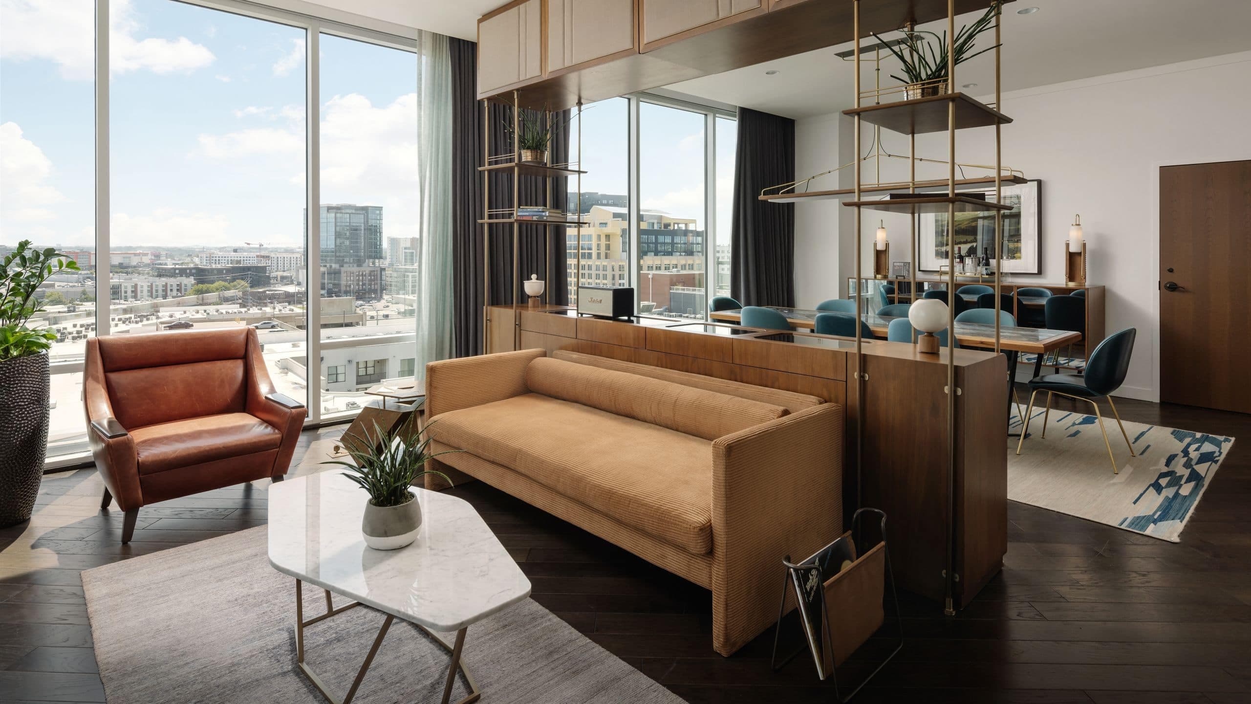 3 de 4 Thompson Nashville Penthouse Suite Living Area