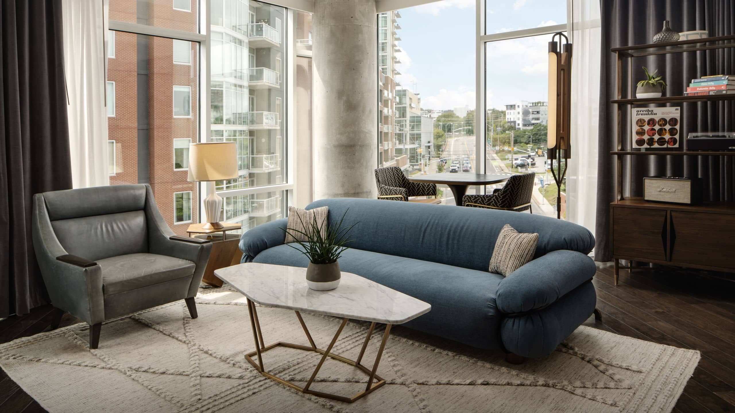 2 de 5 Thompson Nashville Thompson Suite Living Area