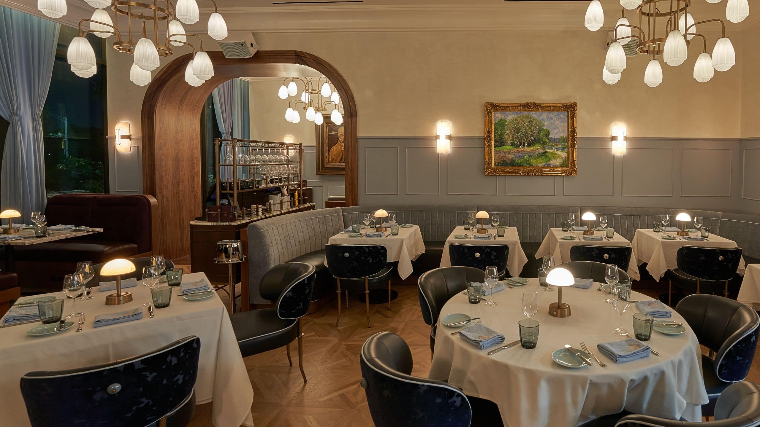 2 of 4 Thompson Houston Chardon Grande Dining Room